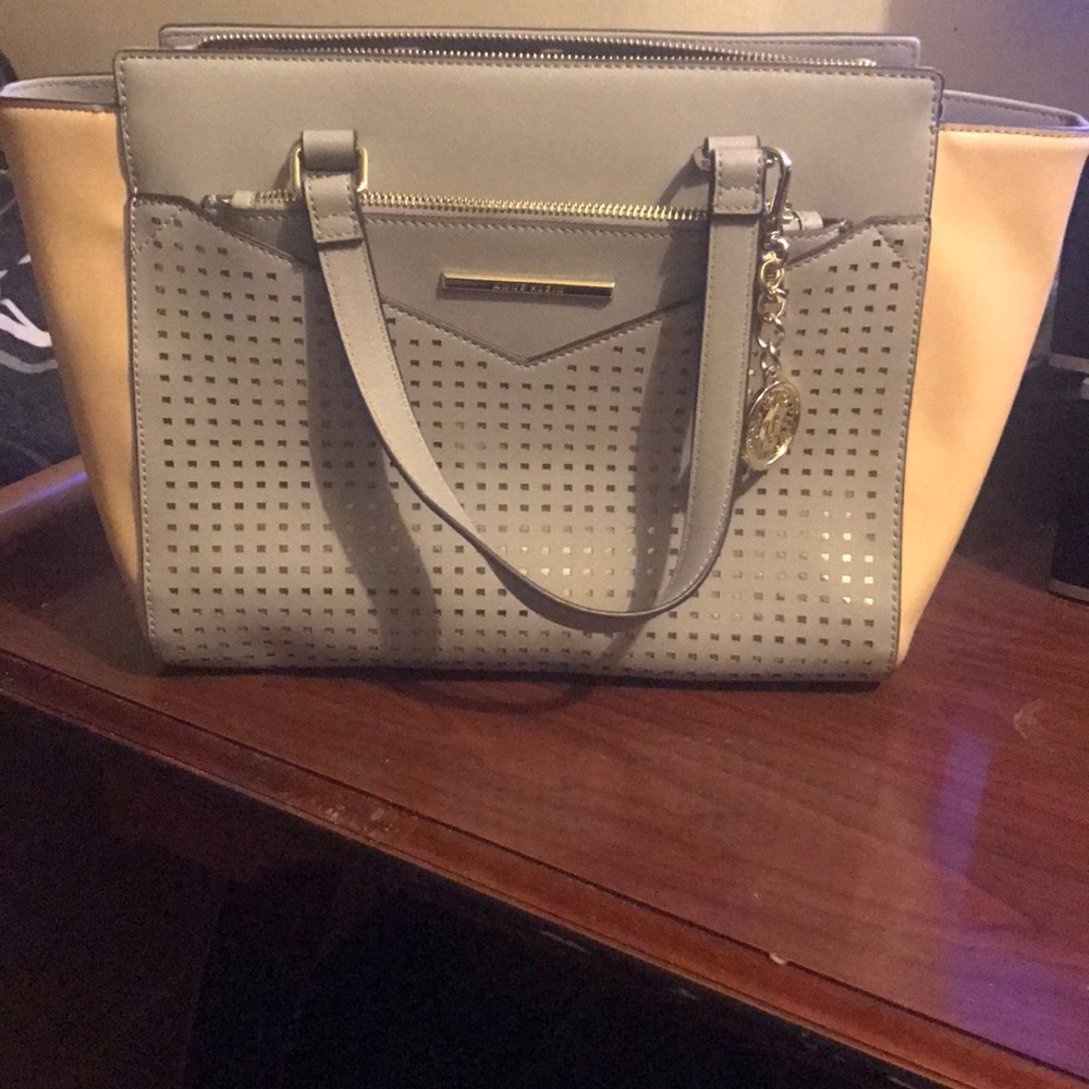 Graphic Island Medium Tote